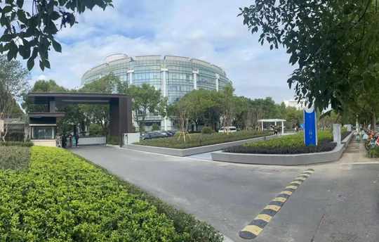 寶山大場這幢辦公樓下建了個小公園！