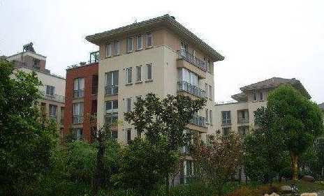 上海格蘭云天別墅區(qū)：高端居住品質(zhì)，便捷交通生活